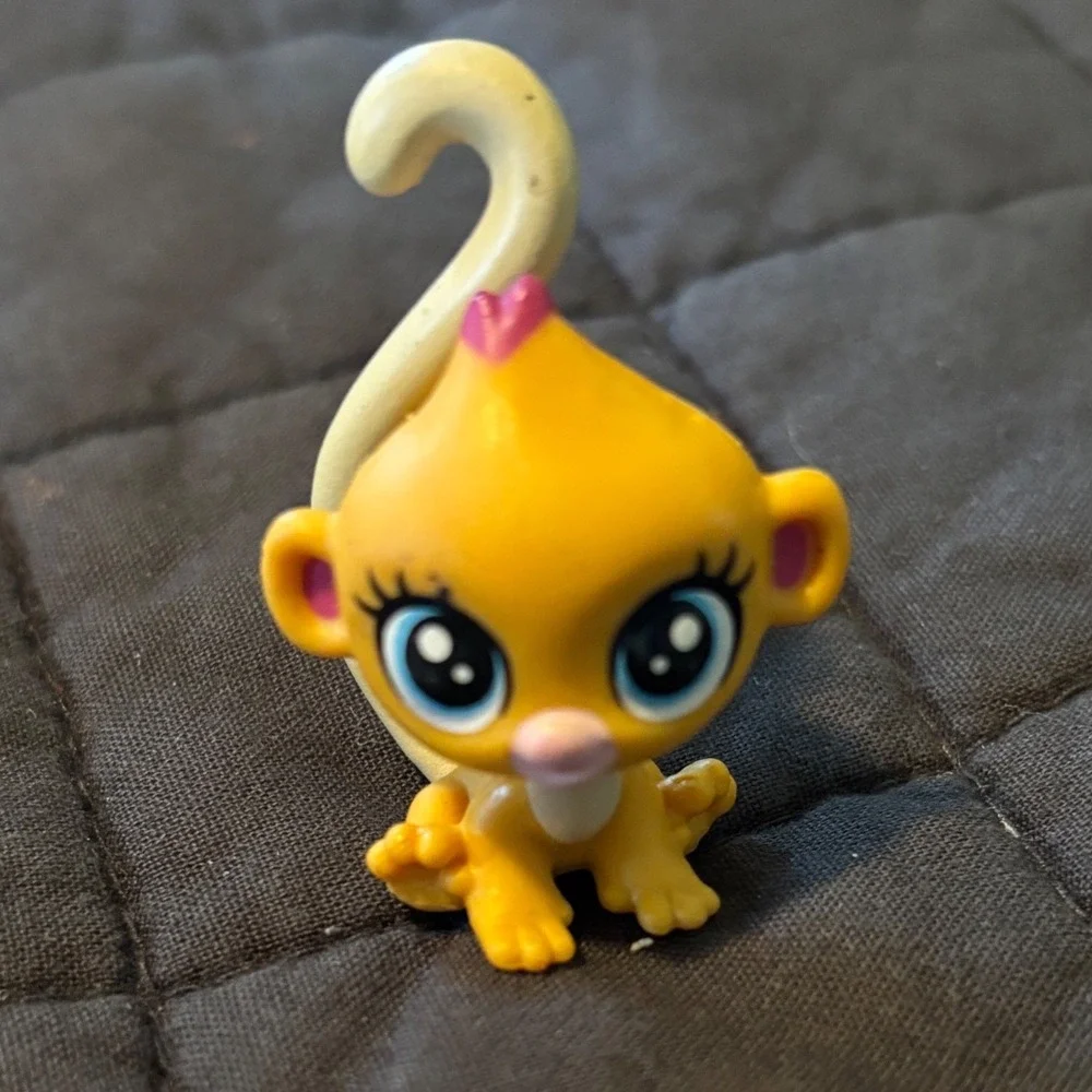 Hasbro Littlest Pet Shop Yellow Monkey Figurine Blue Eyes White Tail LPS Toy
